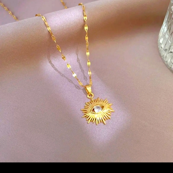 Sun burst eye Pendant with created diamond and beautiful link chain - Picture 4 of 7